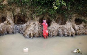 أطفال مسلمي الروهينغا يجمعون المياه للشرب رغم أنها غير صالحة للشرب في مخيمات اللجوء في بنغلاديش