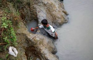 أطفال مسلمي الروهينغا يجمعون المياه للشرب رغم أنها غير صالحة للشرب في مخيمات اللجوء في بنغلاديش