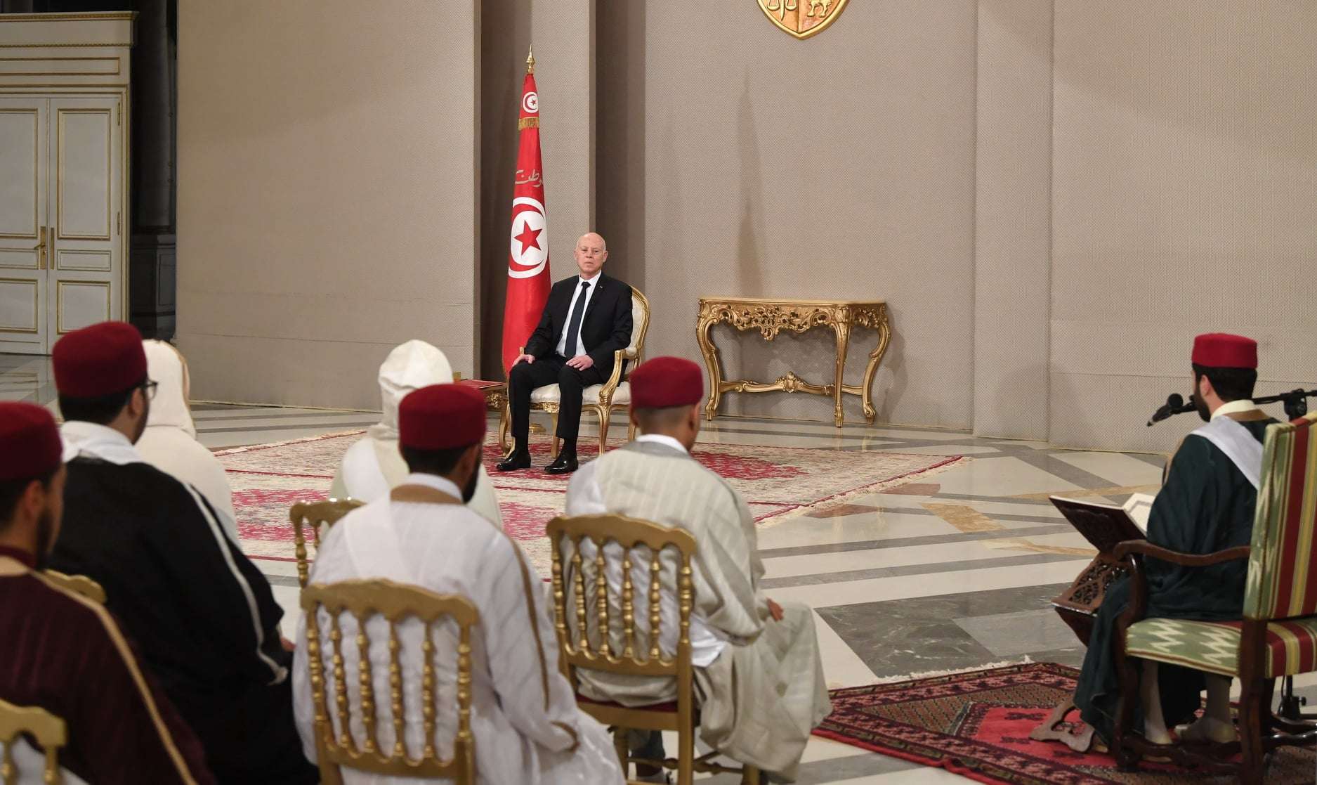 دينها الإسلام: رئيس الدولة يلبّس على الناس أمر دينهم، ليثبت عليهم النظام الرأسمالي