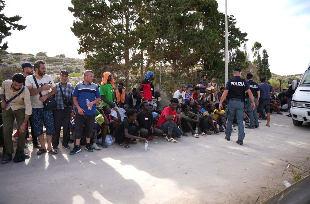 اتفاق إيطالي- بريطاني على تمويل مشروع لمساعدة مهاجرين غير نظاميين بتونس للعودة لأوطانهم